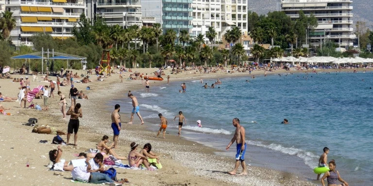 Αποκάλυψη: Ακατάλληλες για κολύμβηση πάνω από 18 ελληνικές παραλίες που πήραν «Γαλάζια Σημαία» (βίντεο)